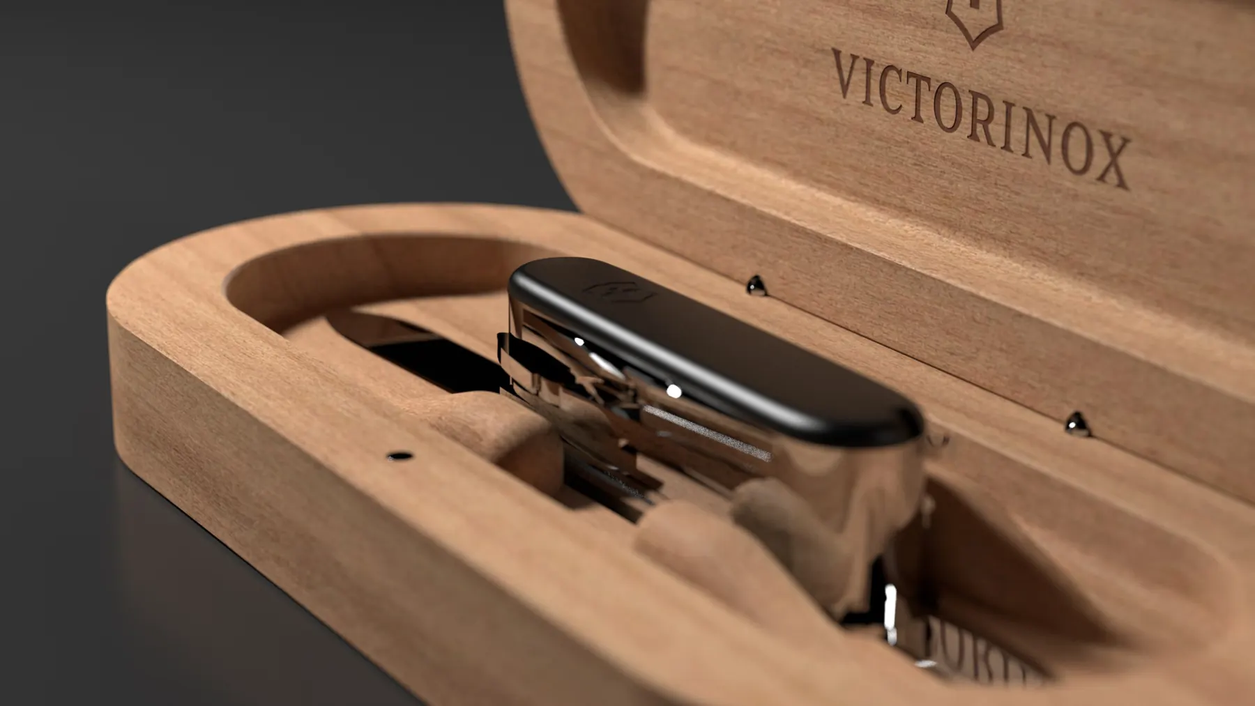 Detail der Holzschatulle mit eingelegtem Victorinox-Sammlermesser