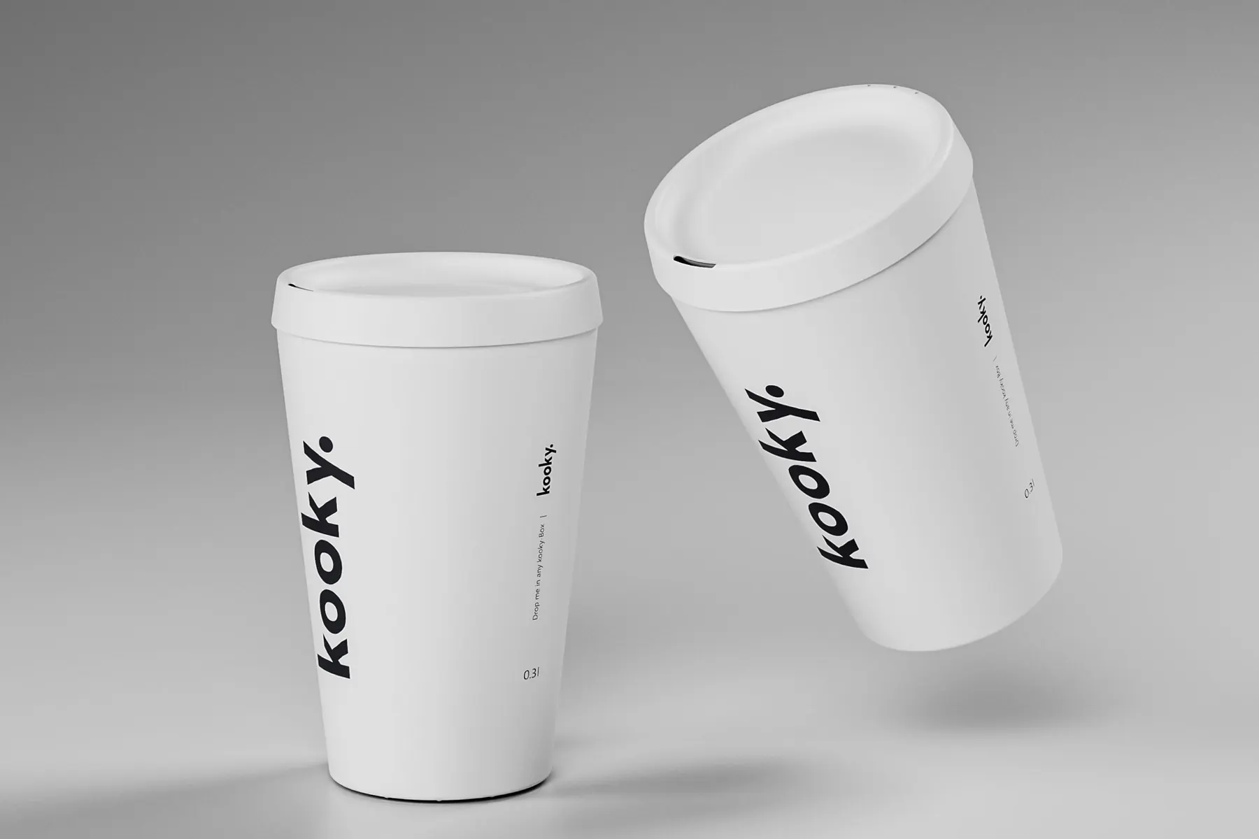 Zwei weisse kooky Mehrwegbecher mit Deckel – 3D-Produktvisualisierung
