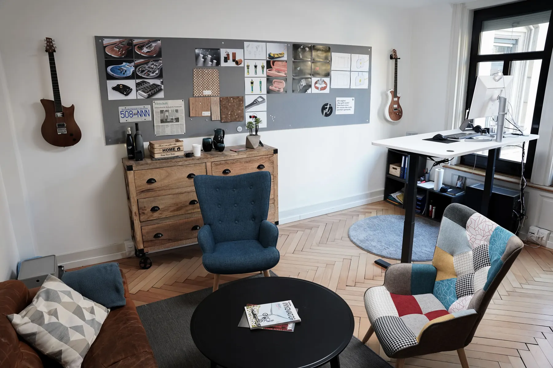 Peppertree Studio in Luzern mit Gitarren, Moodboard und Sitzecke